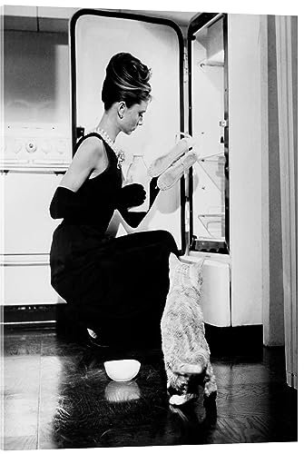 Posterlounge Frühstück bei Tiffany, Audrey am Kühlschrank Acrylglasbild 30 x 40 cm Schwarz-Weiß Wandbilder Wanddeko