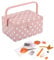 Hobby Gift Exklusive vorgefüllte Nähbox, Bastel-Aufbewahrungsbox mit 94-teiligem Nähset inklusive, 18,5 x 25,5 x 14,5 cm, rosa Tupfen
