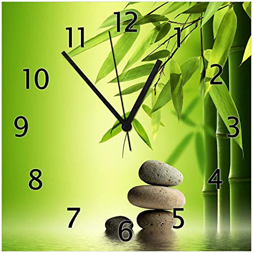 Wallario Design-Wanduhr Steinstapel im Grünen aus Glas, Motiv-Uhr Größe 30 x 30 cm, Schwarze Zeiger