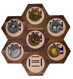 Medaillen-Aufhänger aus Holz, Dekoration, sechseckig, Waben-Medaillen-Aufbewahrungskoffer, Upgrade des Magneten für Sportmedaillen, Leichtathletik, Militär, Spartan, Rennen, Laufen, Marathons (Akazie,