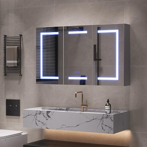 BPKADHY Spiegelschrank Bad mit Beleuchtung, 100 cm Breit, Badezimmer Spiegelschrank mit Steckdose, Badezimmerschrank mit 3 Lichtfarben, 3 Türen, LED Touch-Sensor & Entfogging-Funktion, Weiß