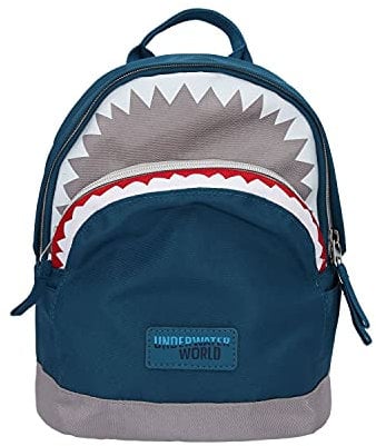 Depesche 10460 Dino World - Rucksack Underwater, Kinder-Rucksack in Hai-Form, ca. 27 x 22 x 11 cm groß, mit geräumigem Hauptfach, Frontfach, Seitentasche und Brustgurt