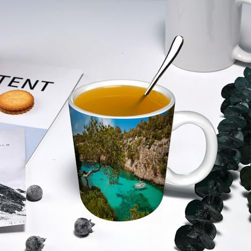 YOIUE Tasse aus Keramik - Große 11oz Tassen 330ml Kaffeetassen mit Henkel, 100% Handbemalt - Trinkgläser mit Griff - Weiß,kleine Yacht schwimmt im azurblauen Meer im Dorf Cala Pi, Mallorca, Spanien