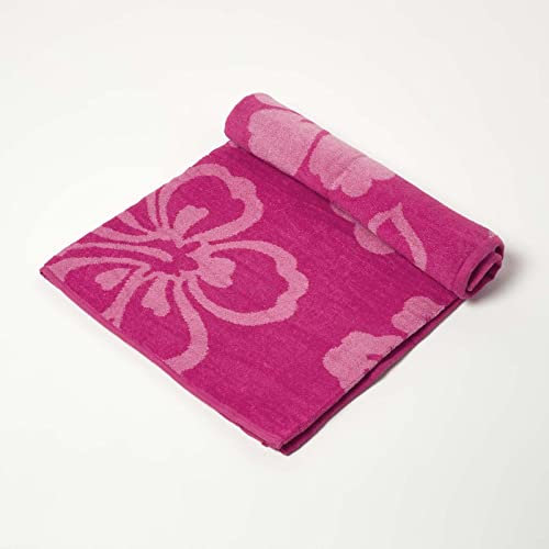 Homescapes Frottee-Strandtuch Blumen pink-Beere 70x150 cm, Badetuch Recycling-Garn mit hohem Baumwollanteil, Recycling-Handtuch floral