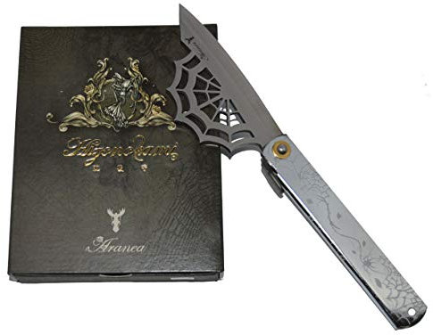 HIGO NO KAMI Couteau de Poche Pliant Artisanal Japonais Higonokami Araneo Acier Bleu Haute Teneur en Carbone Design Toile d’Araignée Fait Main au Japon par Nagao Kanekoma HRC 62 (Manche Argent)