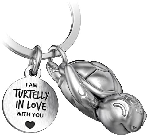 FABACH Schildkröte Schlüsselanhänger Snappy mit Herz und Gravur - Süßer Schildkröten Schlüsselanhänger - Liebe Glücksbringer Schildkröte als Geschenk für Partner - Turtelly in Love