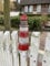 windschief-living Zauberhafter Landhaus Zaunhocker, Zaunstecker Leuchtturm rot, Zaunfigur, Keramik
