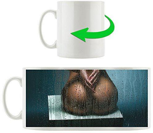 Femme nue derrière le mur de verre mouillé, Motif tasse en blanc 300ml céramique, Grande idée de cadeau pour toute occasion. Votre nouvelle tasse préférée pour le café, le thé et des boissons chaudes
