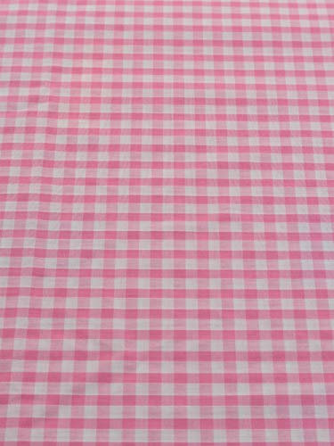 The Meter, tessuto in policotone a quadretti rosa, 114 cm di larghezza, 114 cm