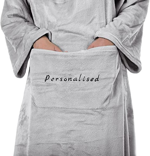 DecoKing Kuscheldecke mit Namen Personalisiert mit Ärmeln Geschenke für Frauen und Männer 170x200 cm Grau Silber Ärmeldecke Microfaser TV Decke Lazy