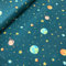 Kt KILOtela Patchwork Stoff Meterware - Digitaldruck - 100 % Baumwolle - 140 cm Breite - Länge wählbar 50 in 50 cm, Planeten und Sterne - Blau, Gelb, Grün, Orange