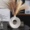 Cutfouwe Vase für Pampasgras,Donut Vase Weiß Moderne Deko Vase Rund mit Loch,Trockenblumen Blumenvase,Handmade Keramik Vasen für Wohnzimmer,Schlafzimmer,Büro,Bad,Tischdeko,Kreatives Design,M