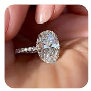 Platinierter 4-Karat-Solitär-Ovalring im Brillantschliff. Statement-Jubiläums-Halo-Ring