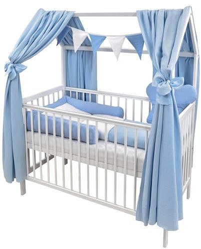 Baby Delux Babybett Komplett Set Hausbett 60x120 cm weiß Rausfallschutz Kinderbett Matratze Bettwäsche Deko Set (Musselin Himmel, Blau Musselin Waffelpique)