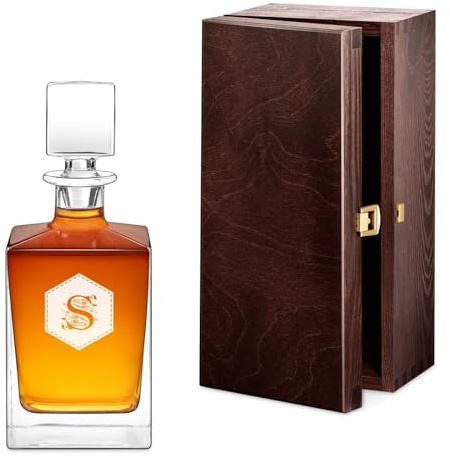 Maverton Cube Whiskykaraffe mit Gravur 810 ml, graviertes Whiskey Dekanter | Mit Namensgravur für Frauen, Whisky Glaskaraffe, Whiskyflasche für Whiskygenießerin, Initiale