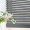 PVC/Kunststoff-Jalousie für Fenster mit selbstsichernder Schnur, verdeckten Halterungen und einfacher Wand- oder Deckenmontage. Jalousien und Rollos STORESDECO PVC Grau 105x160 cm (BxH)