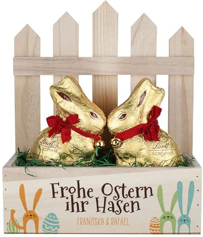 Herz & Heim® Oster Geschenkset mit 2 Schokohasen im Holzkorb personalisiert mit Wunschtext – Oster Geschenkkorb mit Schokohasen als Geschenk zu Ostern – Osterkorb gefüllt mit Personalisierung