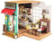 Robotime DG109 Rolife Simon's Cafe Miniatur-Puppenhaus aus Schichtholz und Kunststoff, Maße: 23 x 19 x 19 cm, 203 Teile
