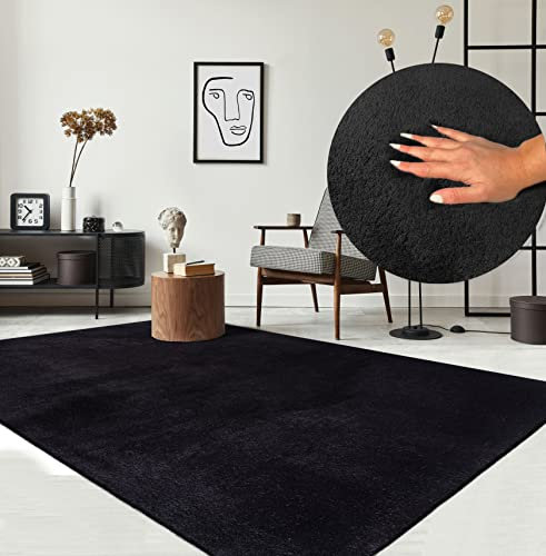 the carpet Relax Moderner Flauschiger Kurzflor Teppich, Anti-Rutsch Unterseite, Waschbar bis 30 Grad, Super Soft, Felloptik, Schwarz, 80 x 150 cm