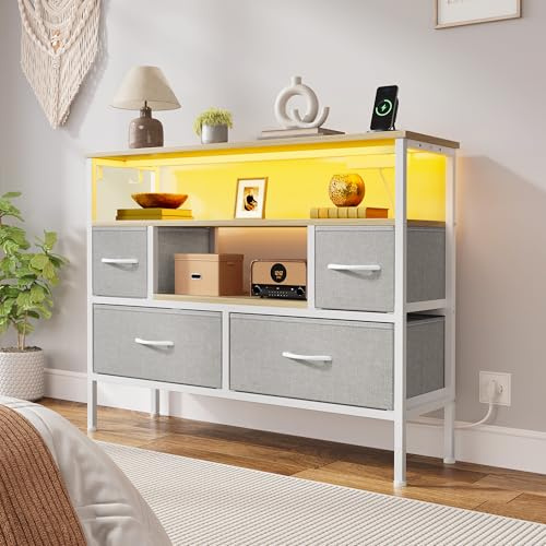 YITAHOME Kommode für das Schlafzimmer mit 4 Stoffschubladen, Anrichte mit 2 Steckdosen, 2 USB-Anschlüssen und LED-Lichtleiste, TV-Schrank mit Seitenhaken, Hellgrau