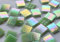 50 Stück Glas Mosaiksteine Hellgrün 2x2cm mit Regenbogenschimmer ca. 145g, Perlmutt Effekt