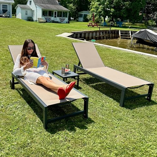 PURPLE LEAF Transats Jardin Extérieur Aluminium Lot de 2 avec Table, Bains de Soleil à 5 Positions Réglables, Transats Piscine Empilables avec roulettes pour Terrasse, Balcon, Beige