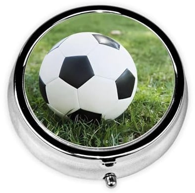 Fußball auf Gras. Diese kleine, runde Pillendose mit drei Fächern ist perfekt für die Aufbewahrung von täglichen Medikamenten, Vitaminen und unterwegs.