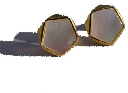 Boucles d'oreilles nacre, reflets irisés (légèrement rose et lavande), en vermeil effet brossé autour, forme pentagonale