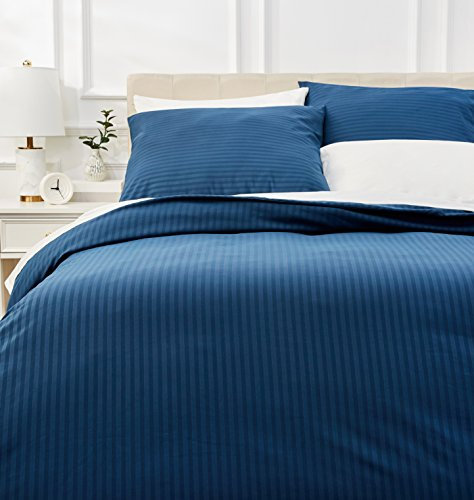 Amazon Basics 3-teiliges Deluxe-Mikrofaser-Bettwäsche-Set, Bettdeckenbezug 240 x 220 cm & 2 Kissenbezüge 65 x 65 cm, Marineblau, gestreift