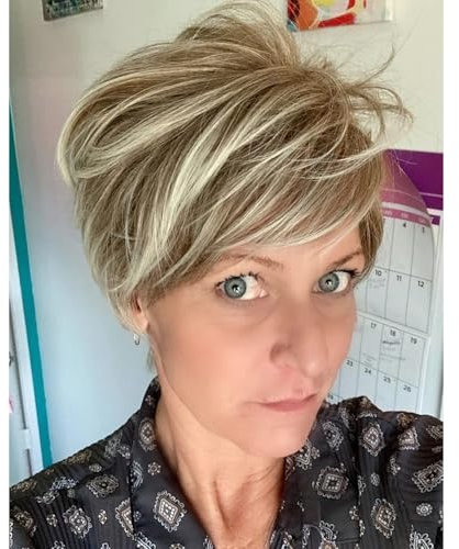 Creamily Perücke Kurze Damen Perücke Pixie Cut Perücke Kurzes Haar mit Bangs Natürliche Gestufte Kunsthaar Kurze Perücke für Damen Creamily Brown Women Perruques (C-Blonde Mischung Braun)