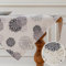 Vorysum Tischdecke Modern Blumen Grau Dahlien Tischwäsche Wasserabweisend Leinen，Dekoration Tischläufer Outdoor Sommer Garten für Hochzeit Esszimmer Party Urlaub Dekor 85 x 85 cm