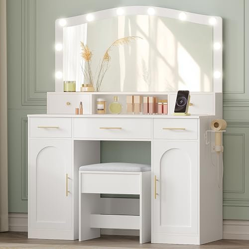 Hzuaneri Toeletta da Trucco con Grande Specchio e LED, Tavolo da Trucco con Sgabello con Presa e Porta Asciugacapelli, Escritorio Grande de 108 cm, con 5 Cassetti e 2 Ante, Bianco DT41603XEU