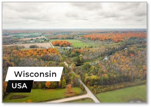 Wunderschönes Herbst-Luftbild von Bauernland, Fluss und Wald in Wisconsin während des Hochherbstes mit grünen Baumblättern, die sich orange, gelb und rot färben, und flauschigen Wolken am Himmel,