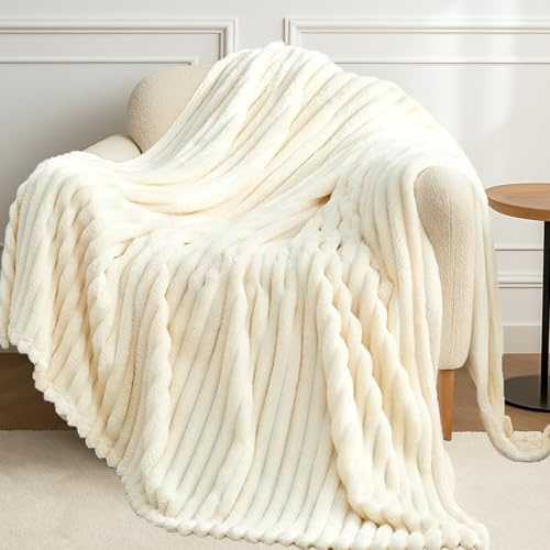 Quorlis Kuscheldecke Flauschig – Weiche Flanell Kuscheldecke 100x150cm in Elfenbein Weiß, Leichte Sofa Decke mit Streifen-Design, Flauschige Fleecedecke als Sofaüberwurf für Wohnzimmer & Schlafzimmer