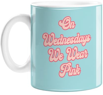 Keramiktasse mit englischer Aufschrift „On Wednesdays We Wear Pink“ und blauem Zitat (in englischer Sprache)