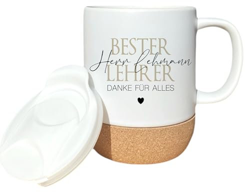 Manufaktur Liebevoll - Lehrer Geschenk Tasse personalisiert mit Namen und Spruch - Dankeschön Geschenk Kaffeetasse Abschiedsgeschenk Lehrer (300 ml, Keramik mit Korkboden und Deckel)