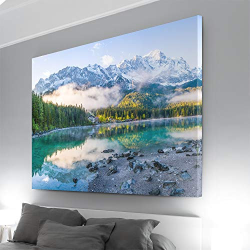 XXL Bergpanorama Bild, Alpen Eibsee, Zugspitze als 150x60cm großes Leinwandbild. Dieses Wandbild ist fertig aufgespannt auf einen aussagekräftigen 4cm Keilrahmen. Für Galerieatmosphäre