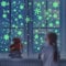 BSITSSS 125 Stück Fensterbilder Weihnachten, Fluoreszierend Weihnachtsdeko Christmas Decorations, Schneeflocken Deko Weihnachten Aufkleber Statisch Haftende PVC Weihnachten Aufkleber(A)