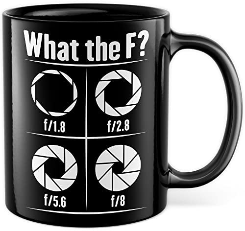 Tasse Kamera Geschenk, What the F? Geschenkidee Fotograf Kaffee-Becher Kaffeetasse Tasse mit Spruch lustig Blende Kameralinse Fotografin Videograf Kamera fotografieren (Schwarz)