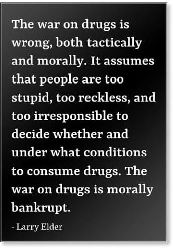 KühlschrankmagnetThe War on drugs is wrong both tactically and - Larry Elder Zitate, Schwarz