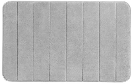 WENKO Badematte Memory, rutschhemmend, flauschiger Badteppich in Hellgrau mit Streifen-Optik für Badezimmer und Gäste-WC, dekorative hochflorige, schwere Oberfläche aus 100% Polyester, 50 x 80 cm