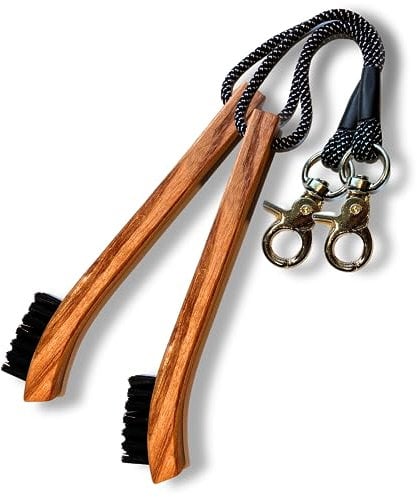 RE GOODS Golfbürste aus Hickory-Holz (2er-Pack) - Paracord und Clipaufsatz für Taschen und Karren - Schlägerreiniger ideal für Hölzer und Eisen - Golfzubehör für Männer