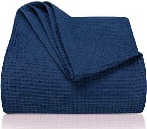 LAYNENBURG Premium Tagesdecke 240 x 260 cm XXL - Waffelpique 100% Baumwolle - leichte Wohndecke Waffeloptik - Baumwolldecke als Bett-Überwurf, Sofa-Überwurf, Couch-Überwurf - Sofa-Decke (blau)