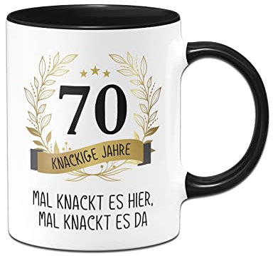 Tassenbrennerei 70. Geburtstag Tasse - 70 knackige Jahre Mal knackt es hier mal knackt es da - Geburtstagsgeschenk lustig - Geschenk (70, Schwarz)