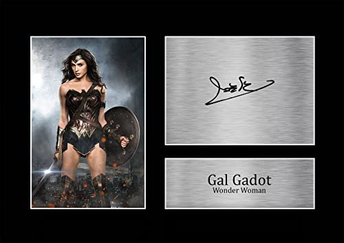 HWC Trading A4 Gal Gadot Batman v Superman Wonder Woman Geschenke Geducktes Signiertes Autogramm Foto für Fans von Film Memorabilien - A4