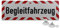 Betriebsausstattung24® KFZ Hinweisschild Begleitfahrzeug | 30,0 x 10,5 cm | Hart- PVC, mit Saugnäpfen | Befestigungsart: Zum Anheften | Auto Schild | PKW Markierung | Fahrzeug Kennzeichnung