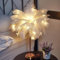 ENCOMAG Lampe de chevet en plumes - Cadeau pour maman, petite amie, lampe de table à piles pour chambre à coucher, salon, fête, mariage, centre de table, Noël, Saint-Valentin