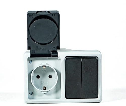 Interruptor y enchufe de montaje gris en superficie 2 Teclas + 1 enchufe IP54 resistente e ignífugo