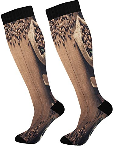 Chaussettes de compression hautes pour homme et femme sur fond en bois - Pour course à pied, randonnée, fitness, tasse de café sur fond en bois