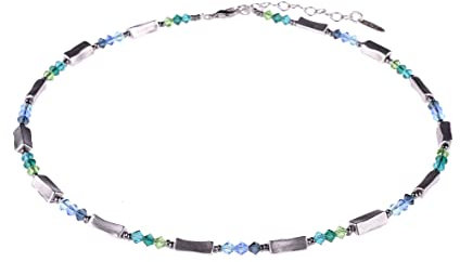 Adi-Modeschmuck zarte Halskette 'Emilia', hochwertige geschliffene Glasperlen und interessante unregelmäßig geformte Metall Elemente, handgefertigt in Berlin (Blau- und Grüntöne)